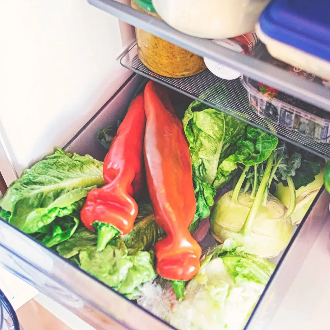 cavolo rapa e altre verdure conservate in frigo