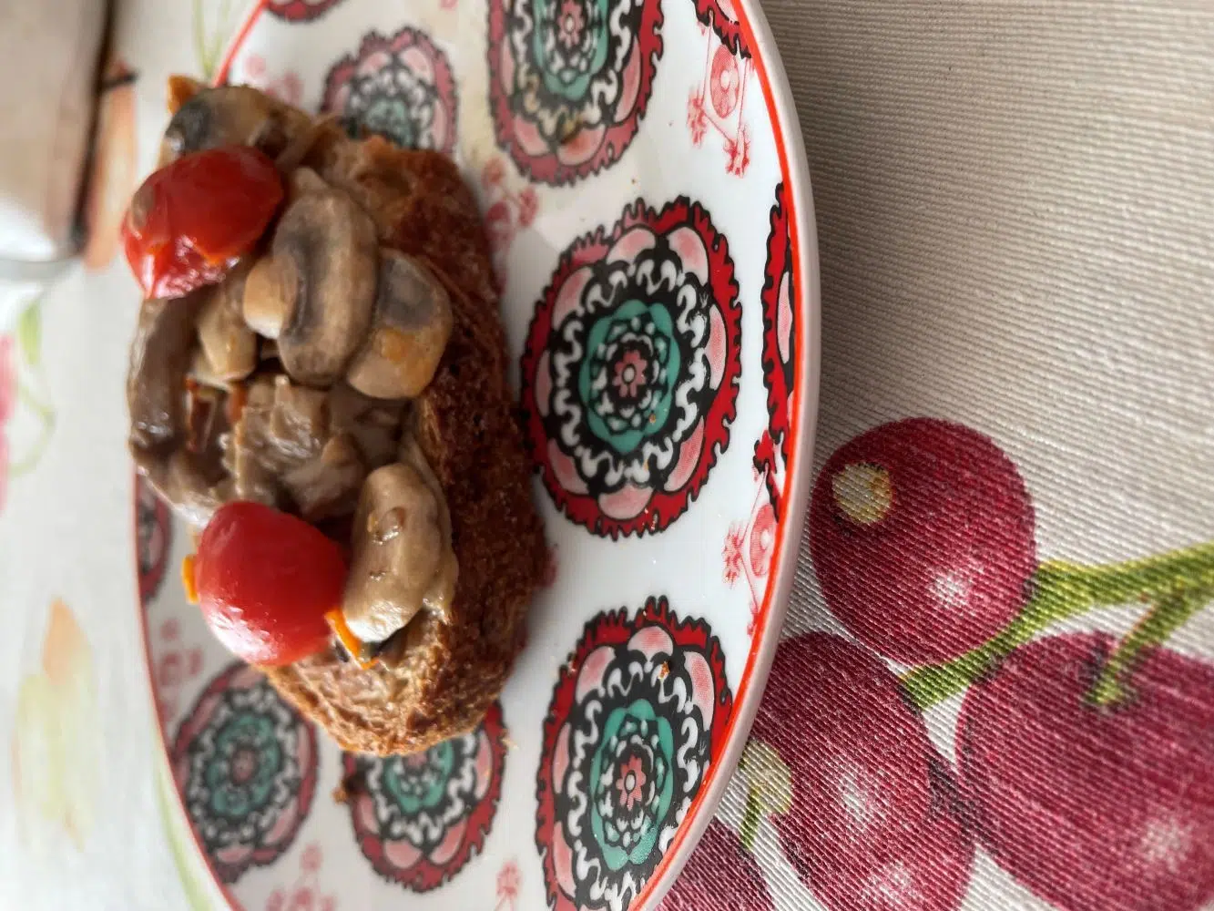 Piatto con crostone di funghi e pomodorini