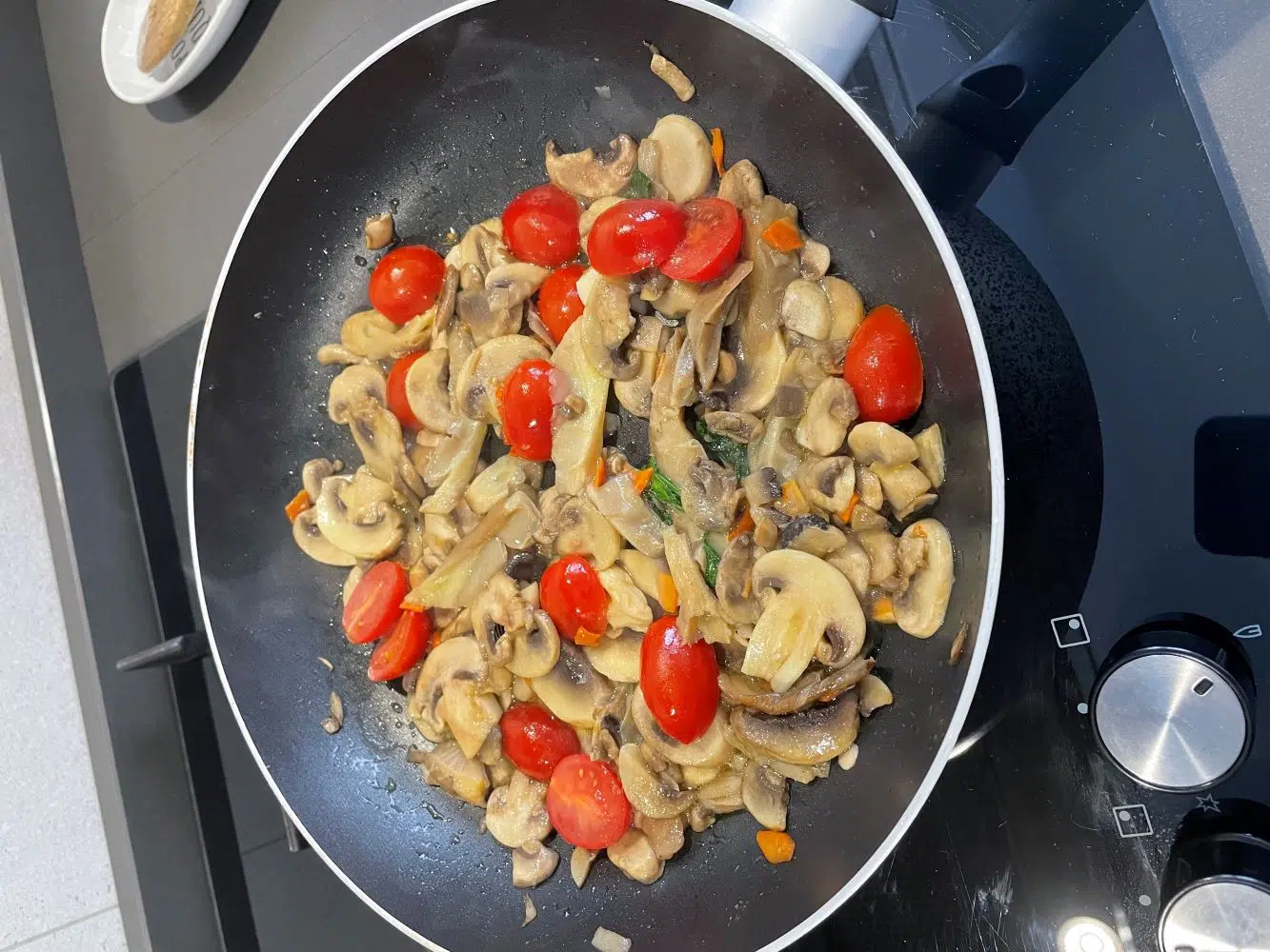 Padella di funghi e pomodorini