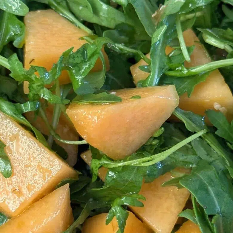 Dettaglio insalata di rucola e melone