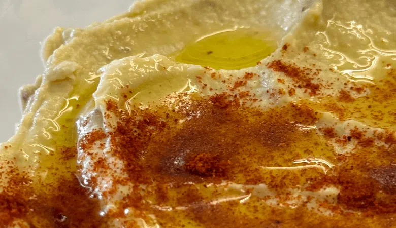 Particolare di hummus di ceci con paprika