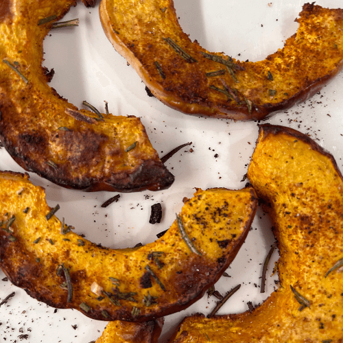 Fette di zucca cotte su piatto bianco