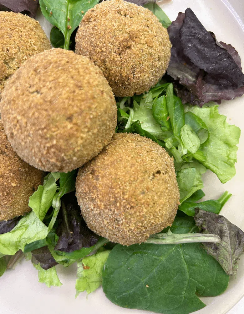 Polpette di broccolo su insalata