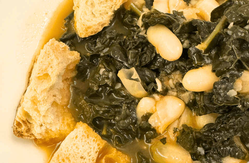 Particolare zuppa con fagioli cannellini e cavolo nero