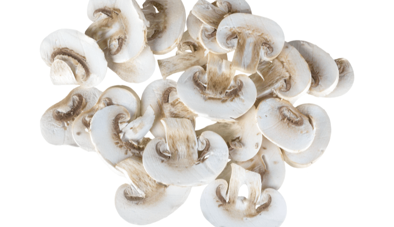 champignon affettati su sfondo bianco